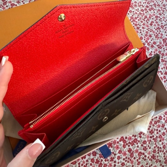 Authentic Louis Vuitton Sarah wallet - Picture 2 of 2